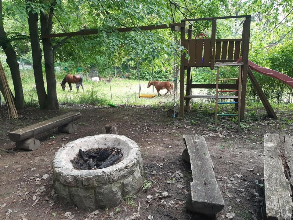 Hotel Jurta az erdő mellett dézsával-KERESZ-TANYA Pilisszentkereszt Exterior foto